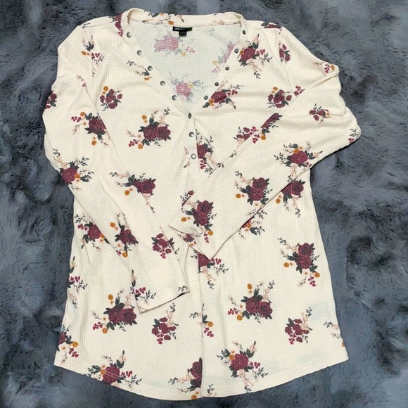 3/$28 Torrid V-Neck Floral Thermal Floral Snap Tee